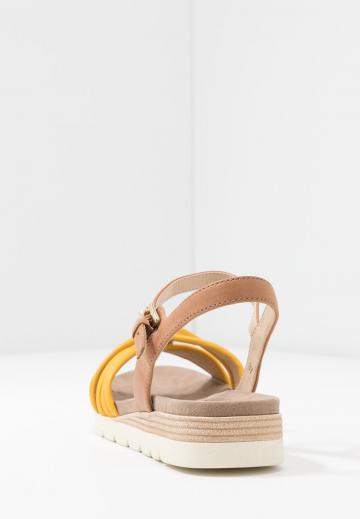 Босоножки на танкетке