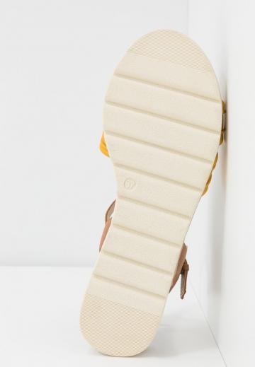 Босоножки на танкетке