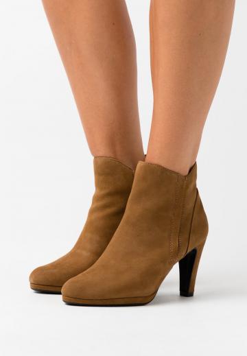 Полусапожки на высоком каблуке