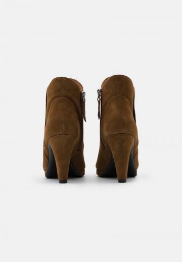 Полусапожки на высоком каблуке