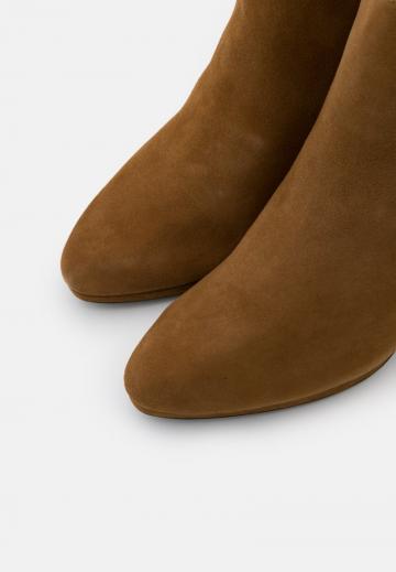 Полусапожки на высоком каблуке