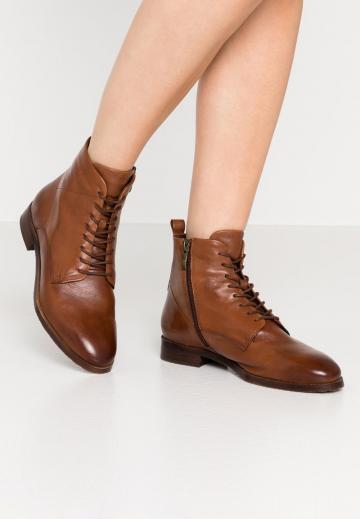 Ботинки на шнуровке