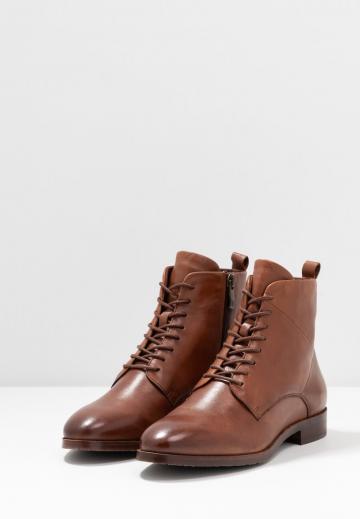 Ботинки на шнуровке
