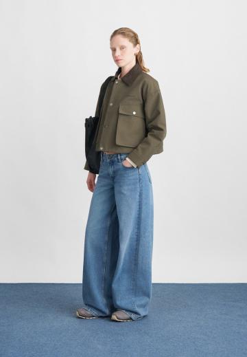 Куртка с накладнымит карманами