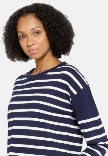 Пуловер в полоску