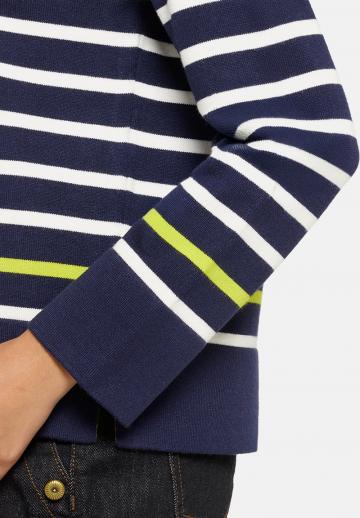 Пуловер в полоску