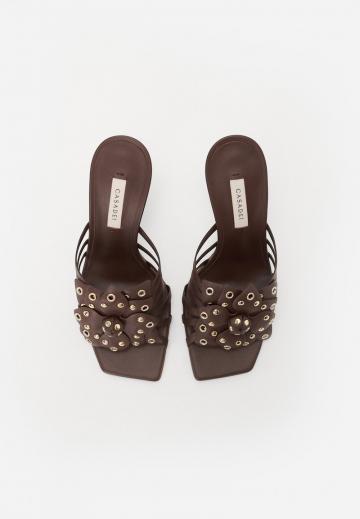 Босоножки на каблуке