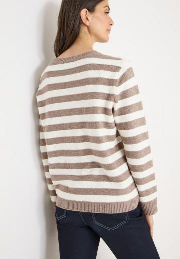 Пуловер в полоску