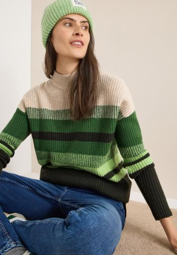 Пуловер в полоску