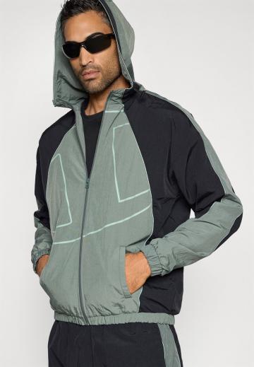 Спортивная куртка