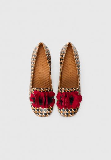 Туфли с высоким носом