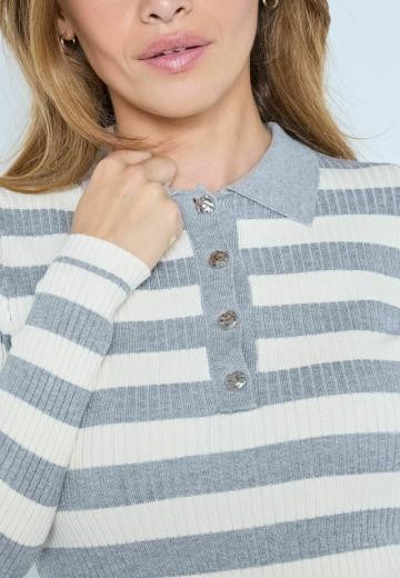 Пуловер в полоску