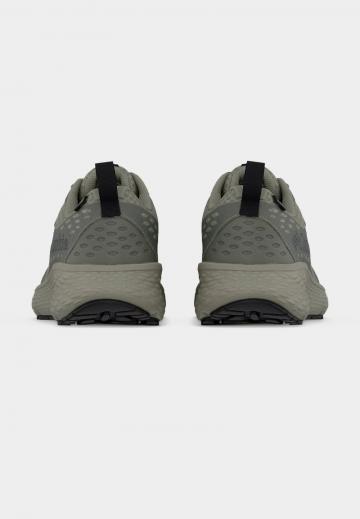 Походные кроссовки