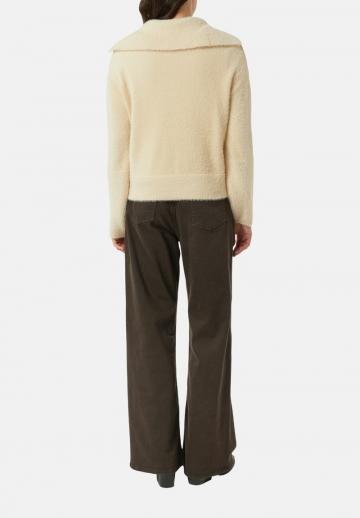 Пуловер с вырезом V