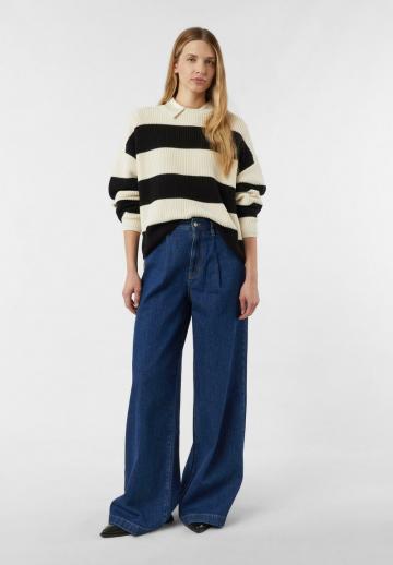 Пуловер в полоску