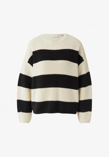 Пуловер в полоску