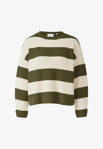 Пуловер в полоску