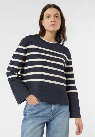 Пуловер в полоску
