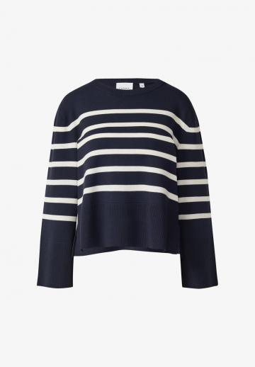 Пуловер в полоску