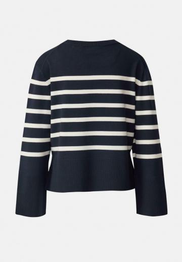Пуловер в полоску