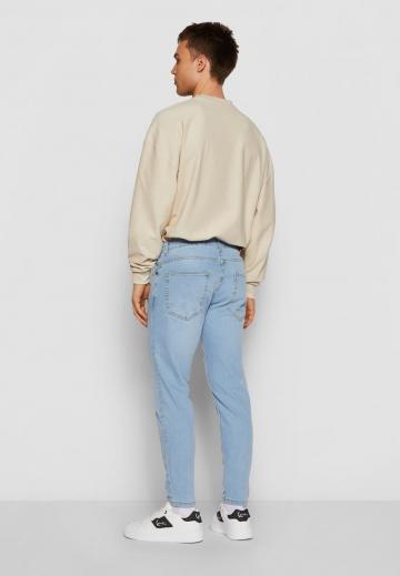 Узкие джинсы