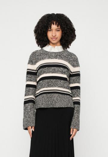 Пуловер в полоску