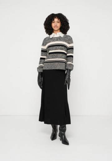Пуловер в полоску