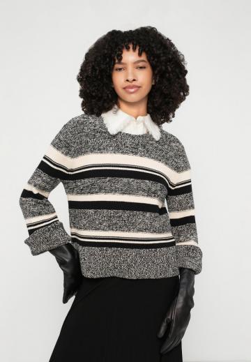 Пуловер в полоску