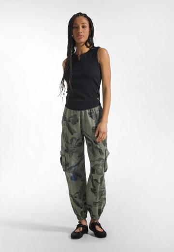 Брюки с накладными карманами