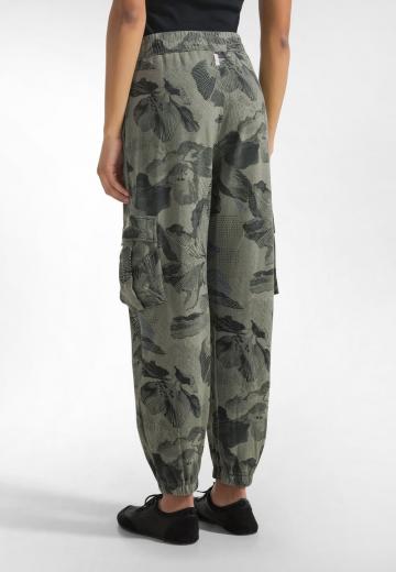 Брюки с накладными карманами