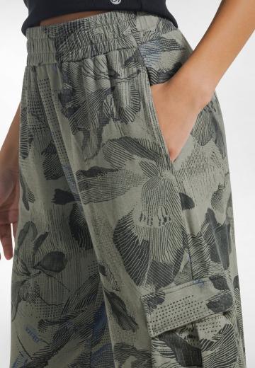 Брюки с накладными карманами