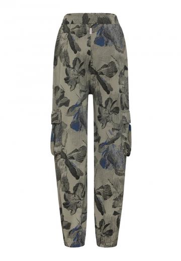 Брюки с накладными карманами