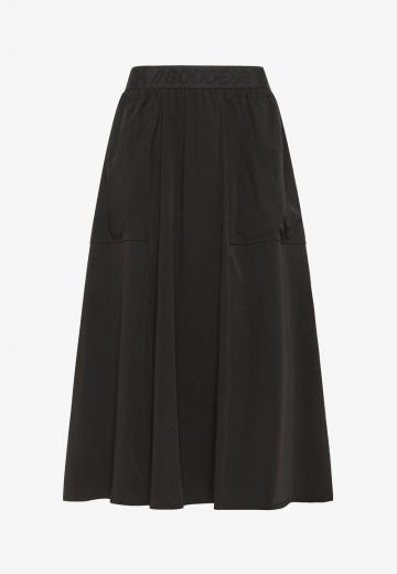 Юбка с накладными карманами