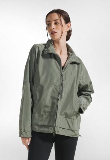 Куртка с накладнымит карманами