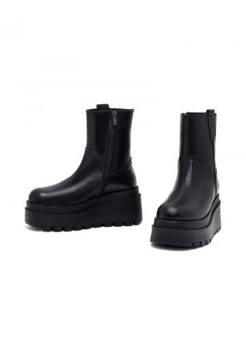 Сапожки на танкетке