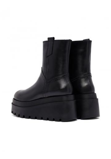 Сапожки на танкетке