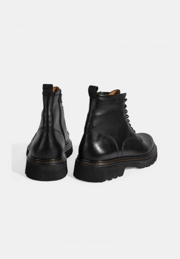 Ботинки на шнуровке