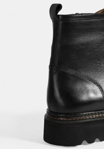 Ботинки на шнуровке