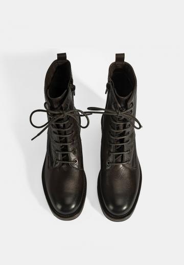 Ботинки на шнуровке