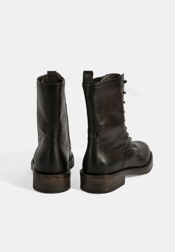 Ботинки на шнуровке