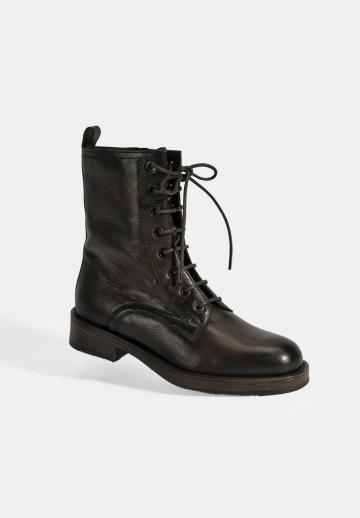Ботинки на шнуровке
