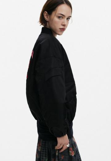 Куртка с накладнымит карманами