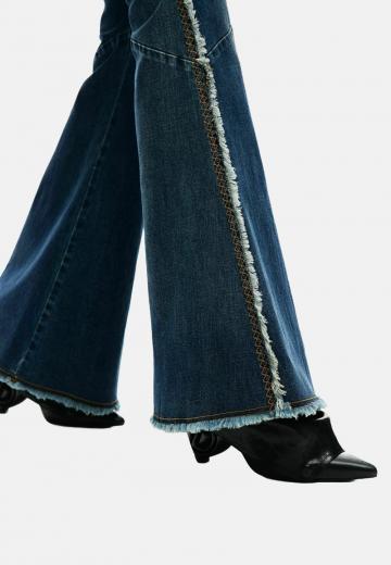 Клешеные джинсы