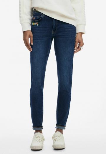 Узкие джинсы