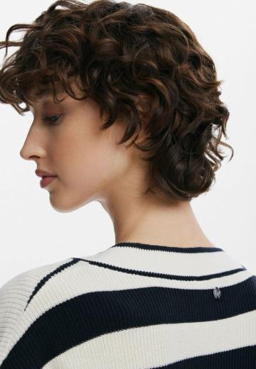 Пуловер в полоску