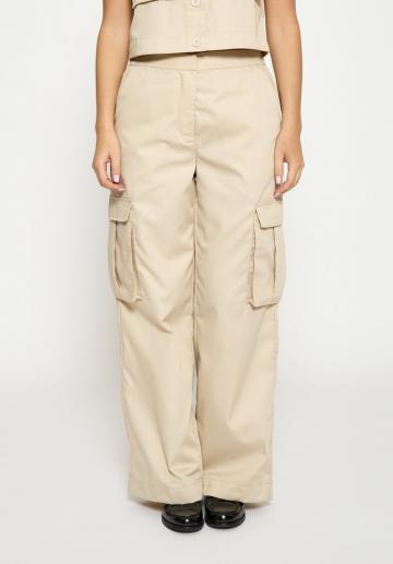 Брюки с накладными карманами