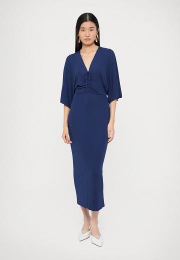 Платье футляр