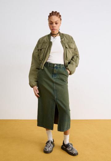 Юбка с накладными карманами