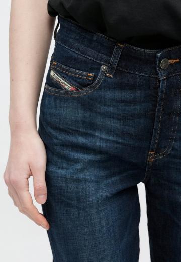 Клешеные джинсы