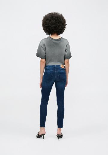 Узкие джинсы